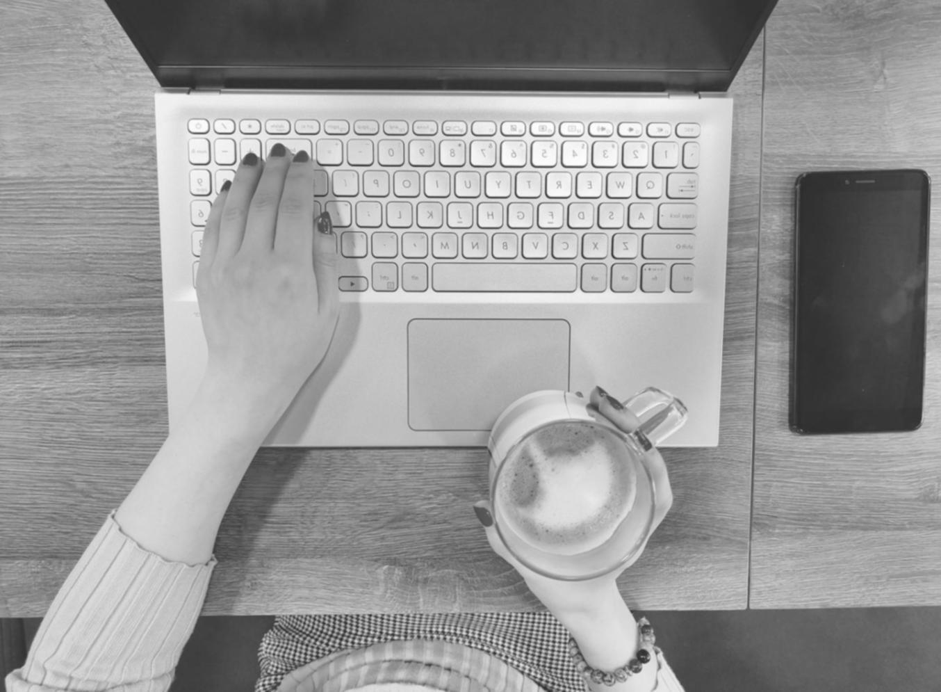 Reunión de consultoría financiera en oficina moderna de Barcelona