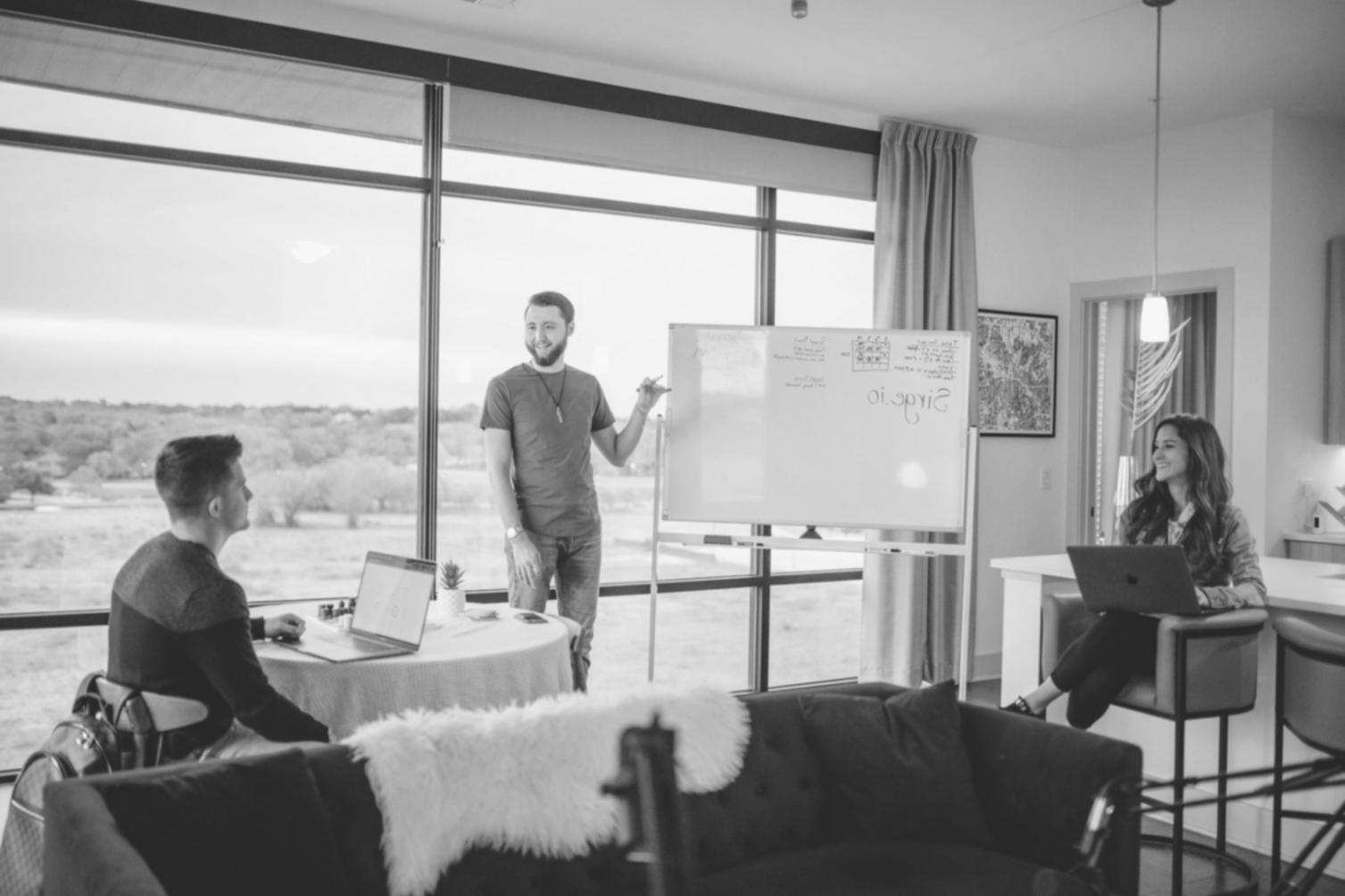 Equipo de Mevalitonor trabajando en análisis financiero colaborativo