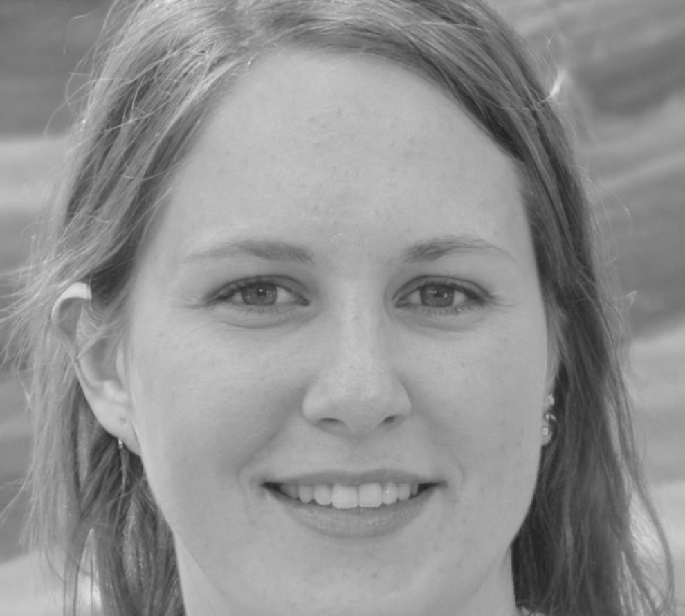 Retrato profesional de Carmen Navarro, consultora financiera