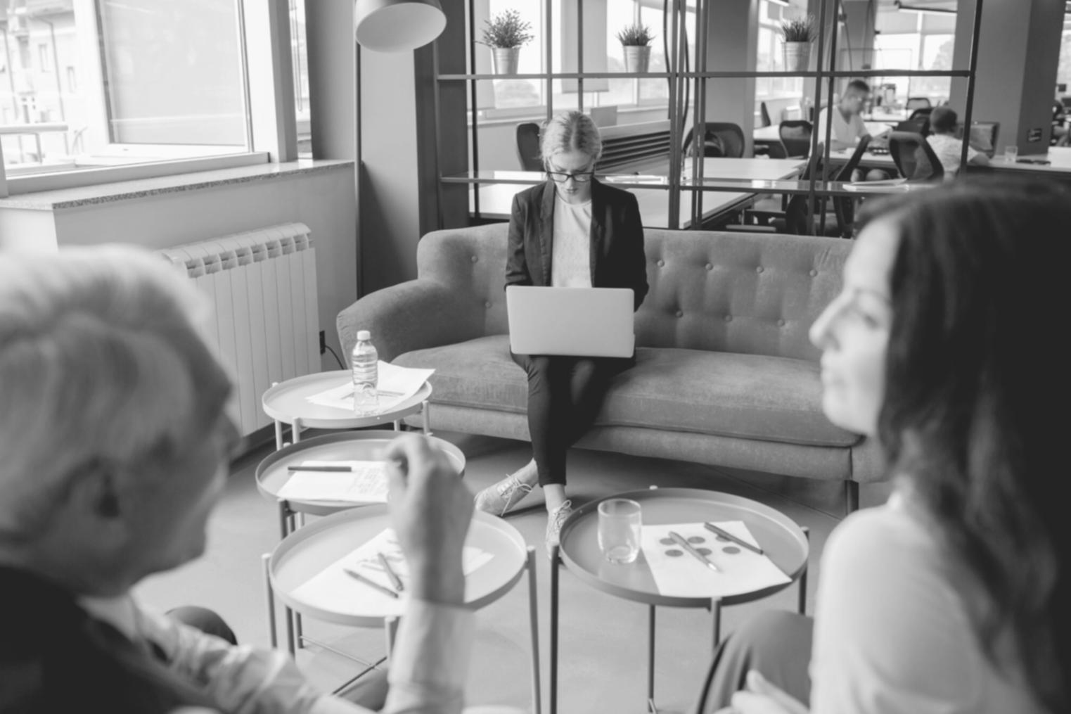 Profesionales analizando datos financieros en una moderna oficina de Barcelona