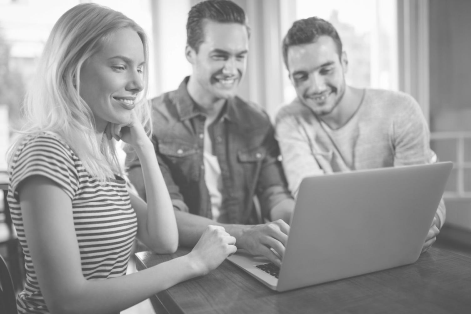 Equipo de profesionales financieros revisando estrategias empresariales