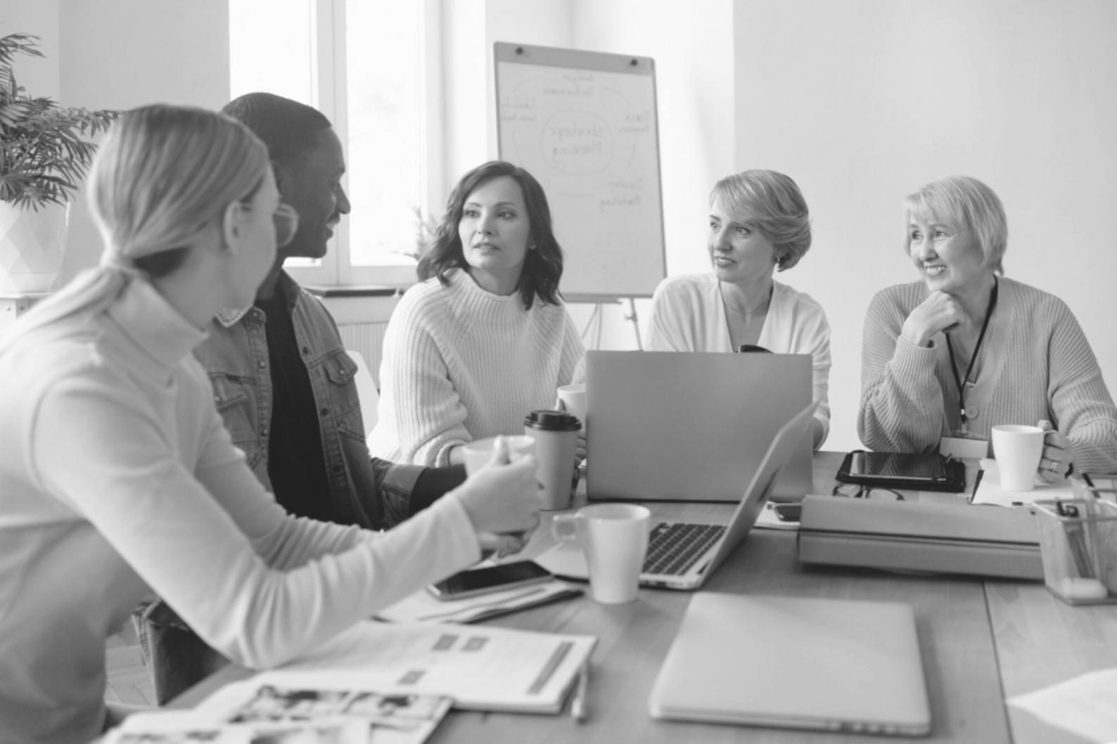 Reunión estratégica del equipo Mevalitonor planificando soluciones personalizadas